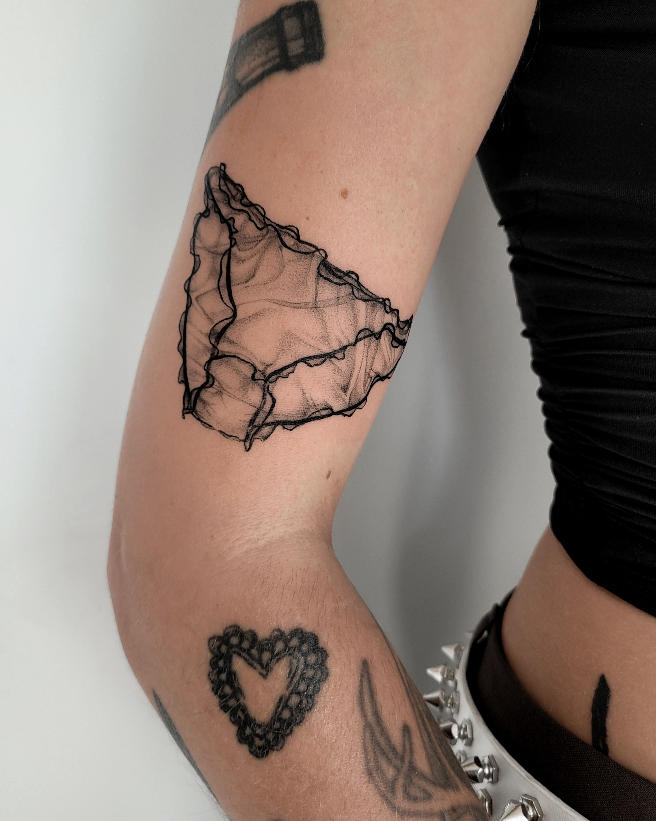 Schlüppi im X-Ray Style auf Oberarm von Vivacervato in Leipzig