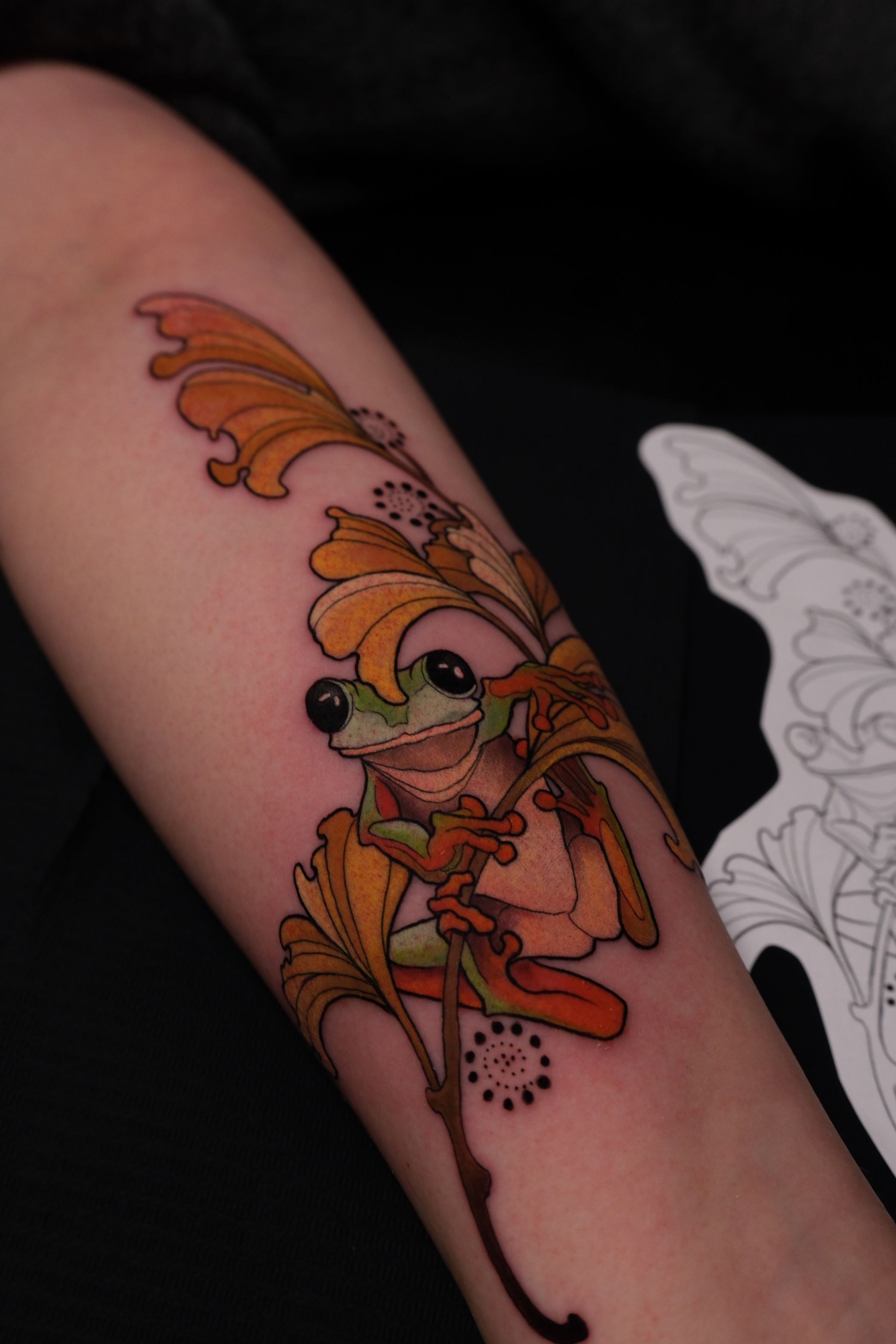 Tree Frog Ginkgo Leaves im Japanese Style auf Unterarm von Sera Redwood in 10247