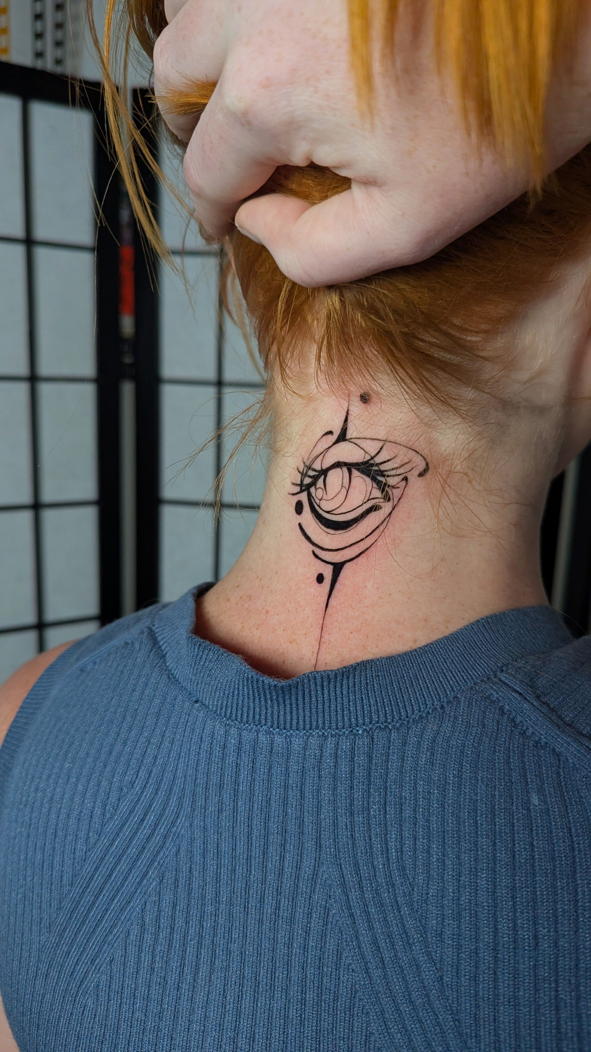 Auge im Line Work Style auf Nacken von Sera Redwood in 10247