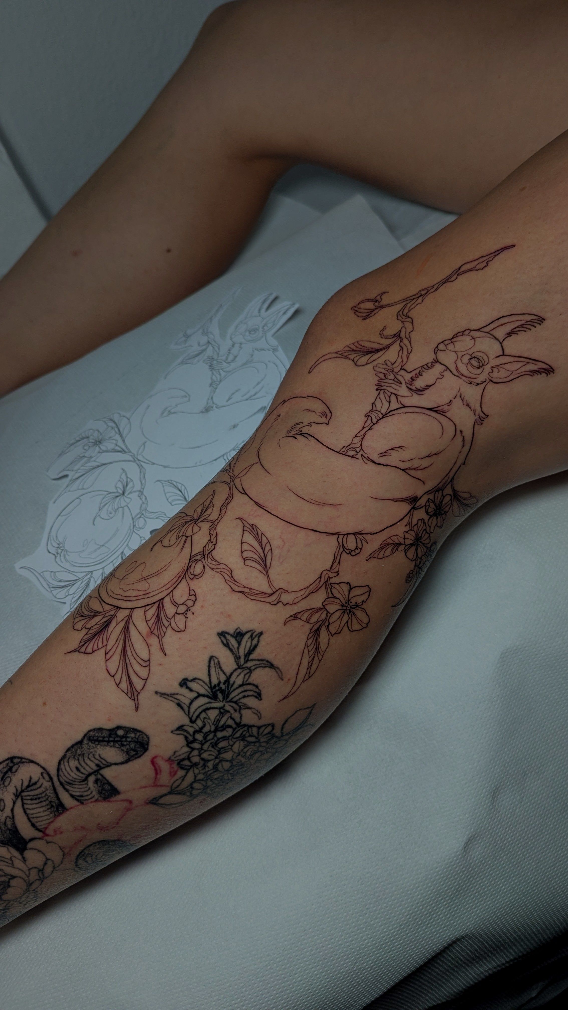 Eichhörnchen am Apfelzweig fürs Knie in Line Work style on Shin by High Contrast 10247