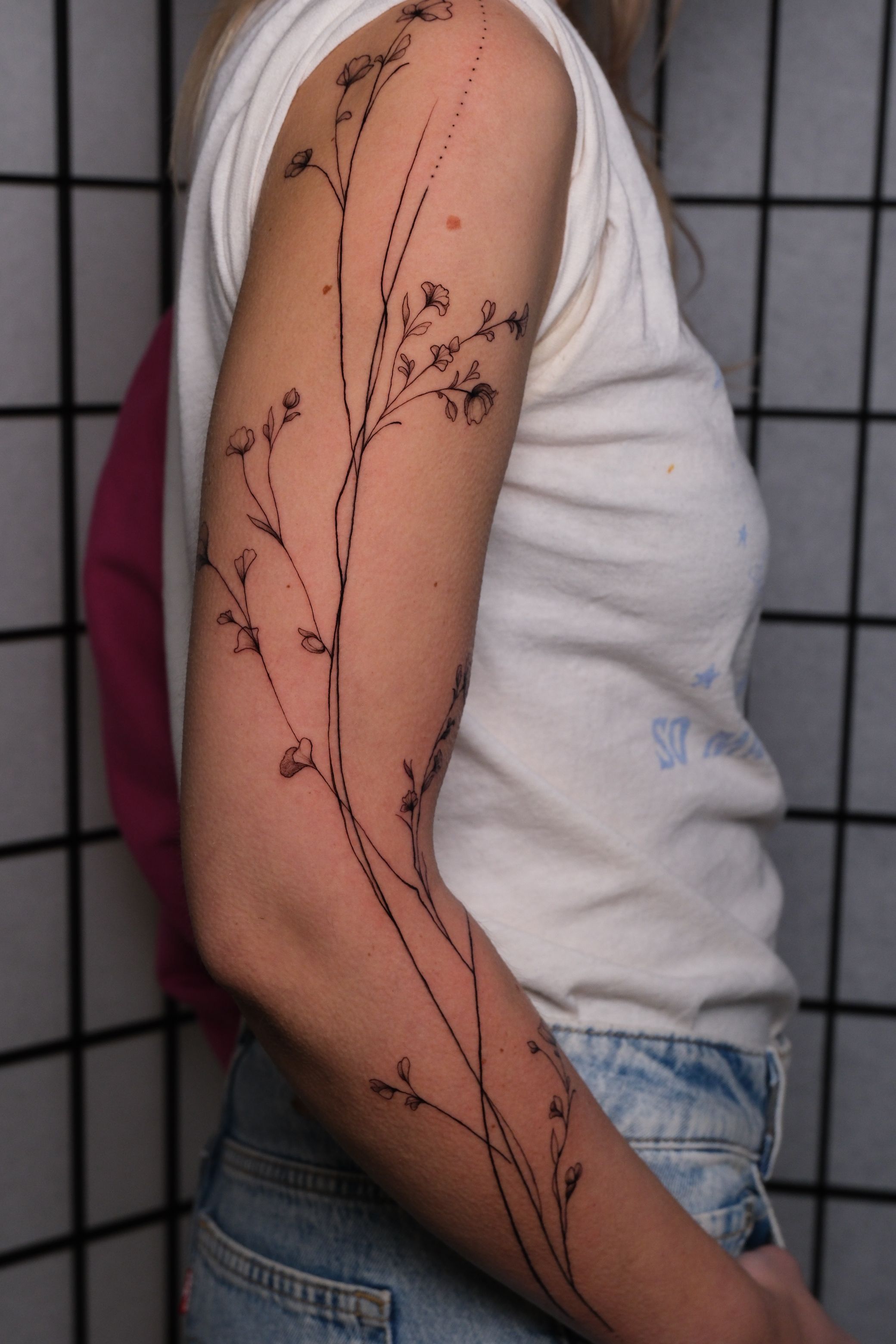 Gräser und Blüten im Line Work Style auf Unterarm von Sera Redwood in 10247