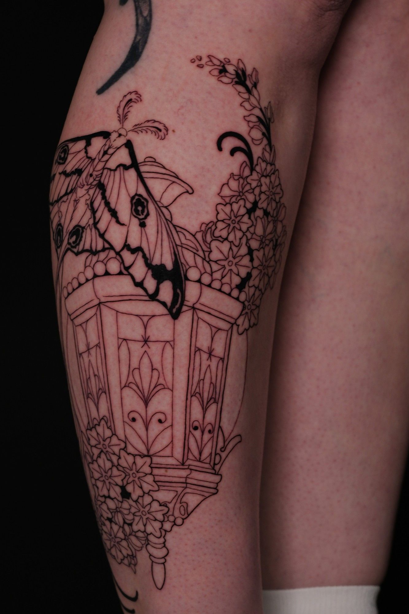 Mondmotte & Laterne im Line Work Style auf Wade von High Contrast in 10247