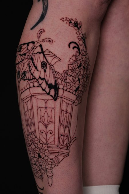 Mondmotte & Laterne in Line Work style on Calf by High Contrast 10247