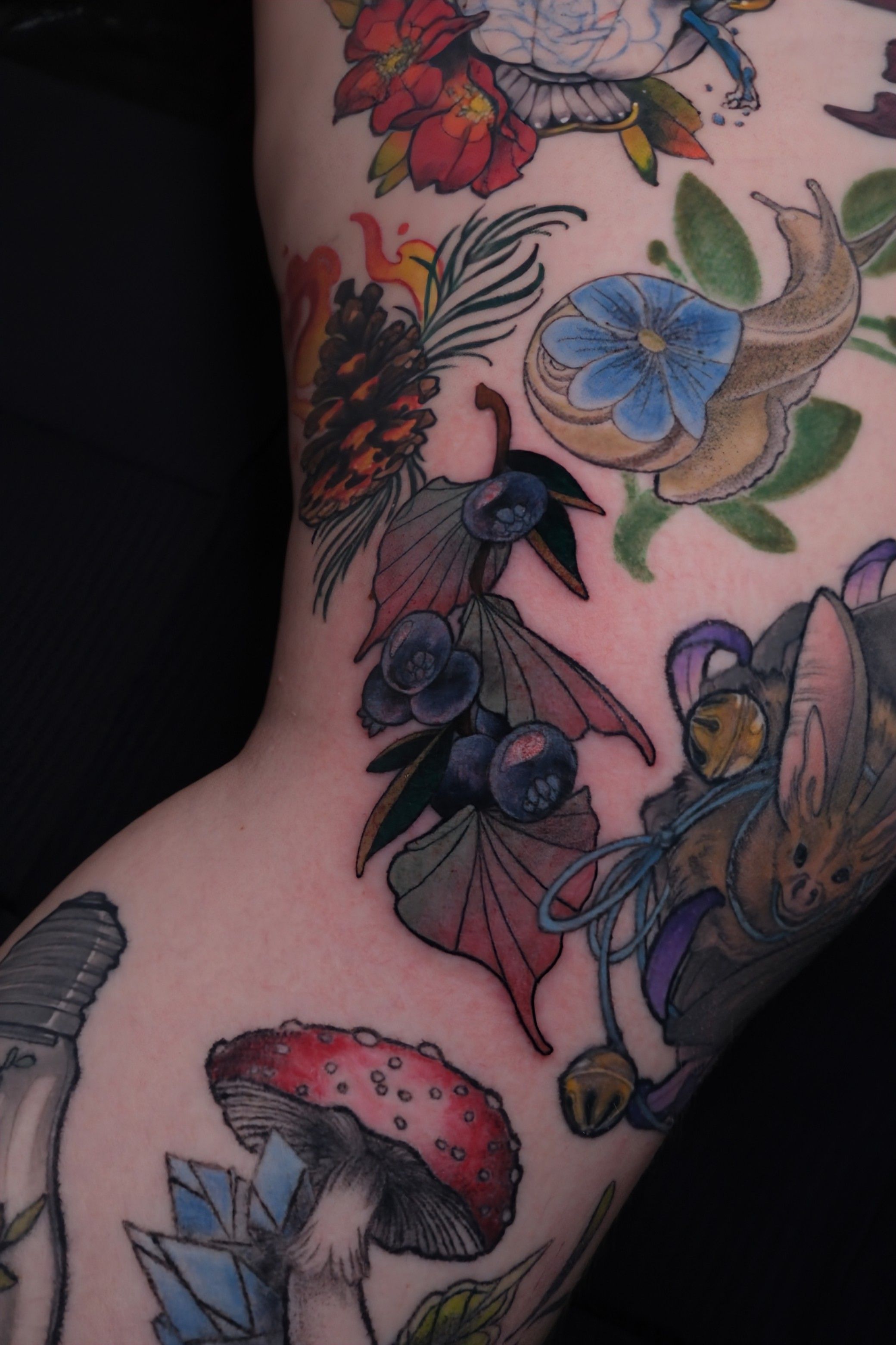 Blaubeeren im Neotraditional Style auf Bein von Sera Redwood in 10247