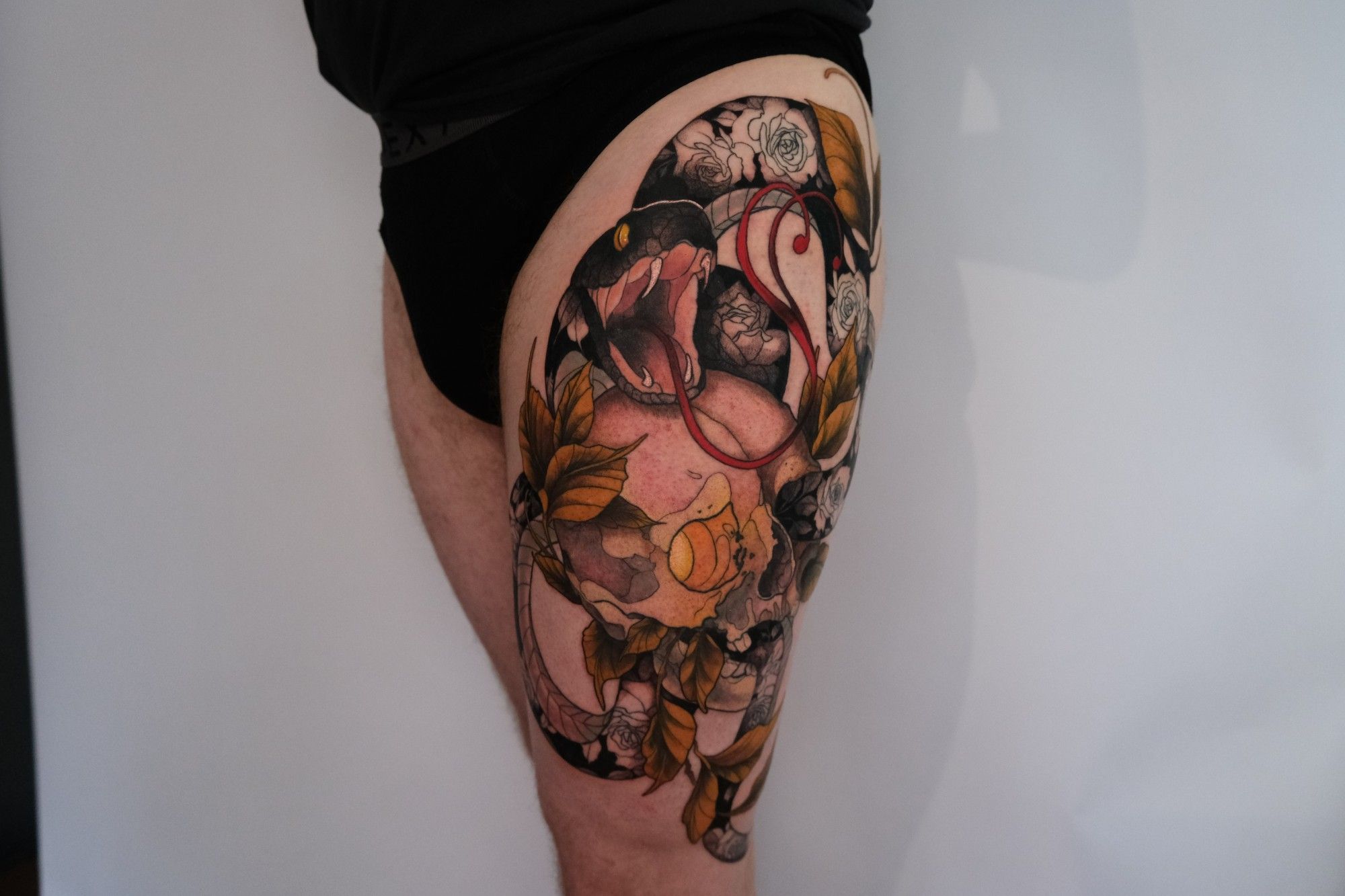 Blumen-Schlange mit Schädel in Neotraditional style on Thigh by High Contrast 10247
