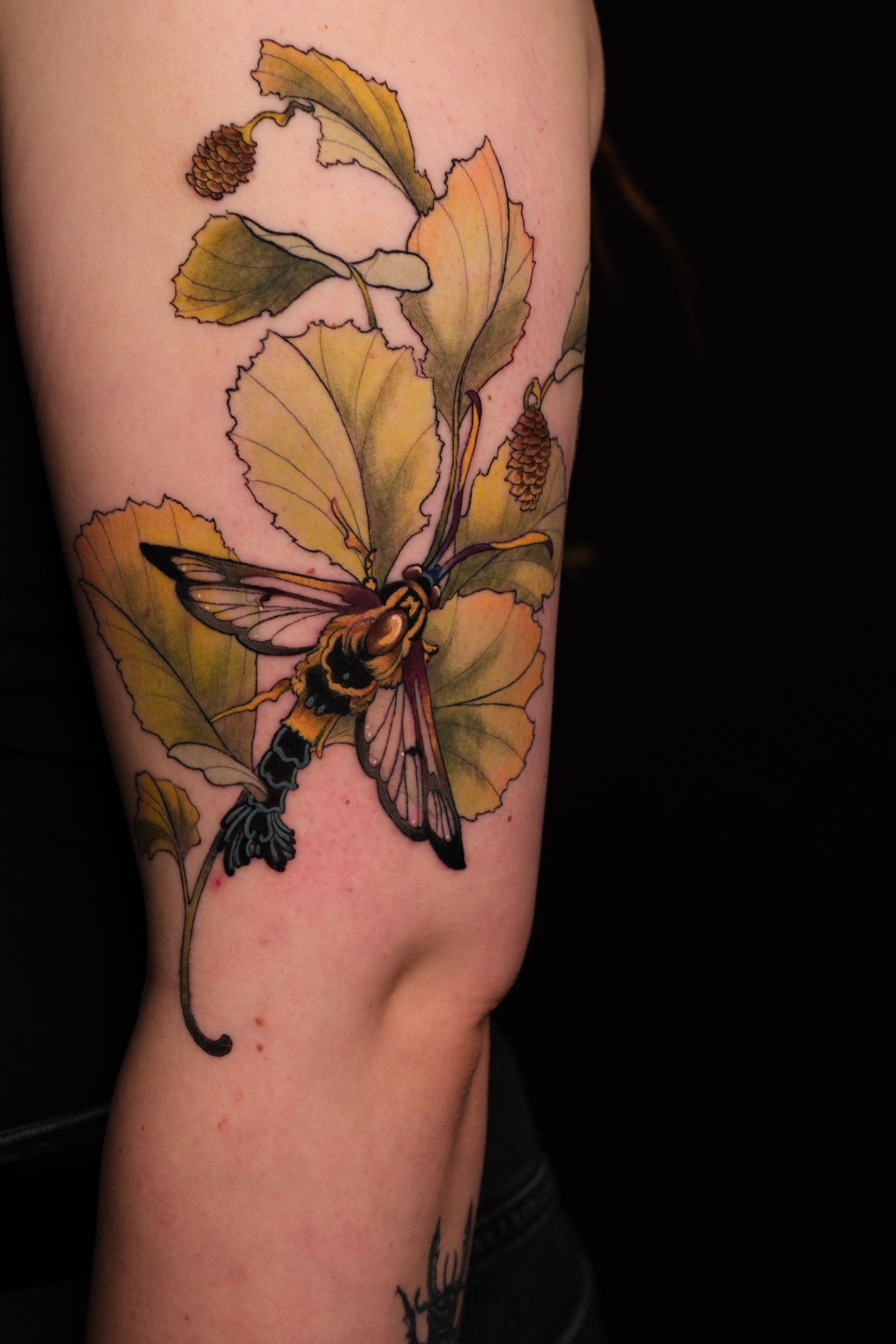 Clearwing Moth on Black Alder im Neotraditional Style auf Oberarm von Sera Redwood in 10247