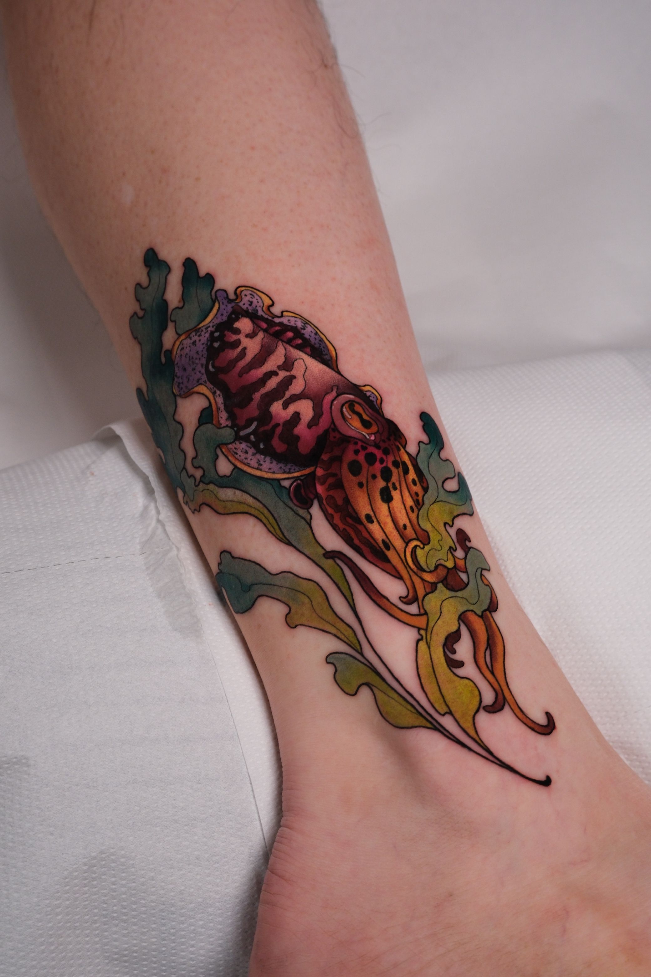 Cuttlefish im Neotraditional Style auf Wade von High Contrast in 10247