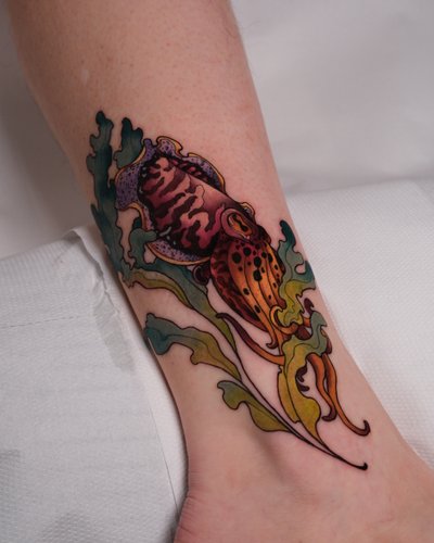 Cuttlefish im Neotraditional Style auf Wade von High Contrast in 10247