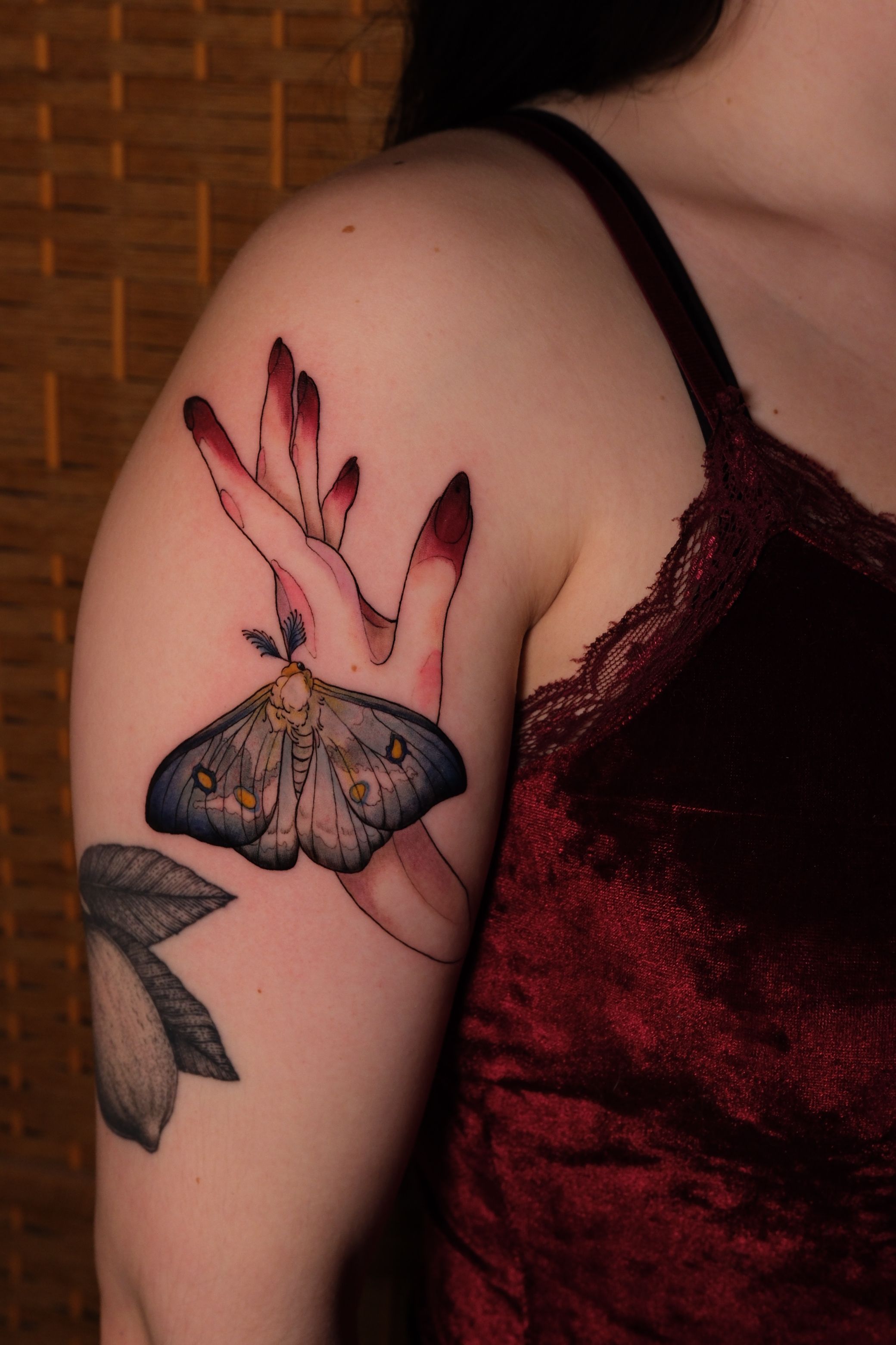 Ghostly Silkmoth im Neotraditional Style auf Oberarm von Sera Redwood in 10247