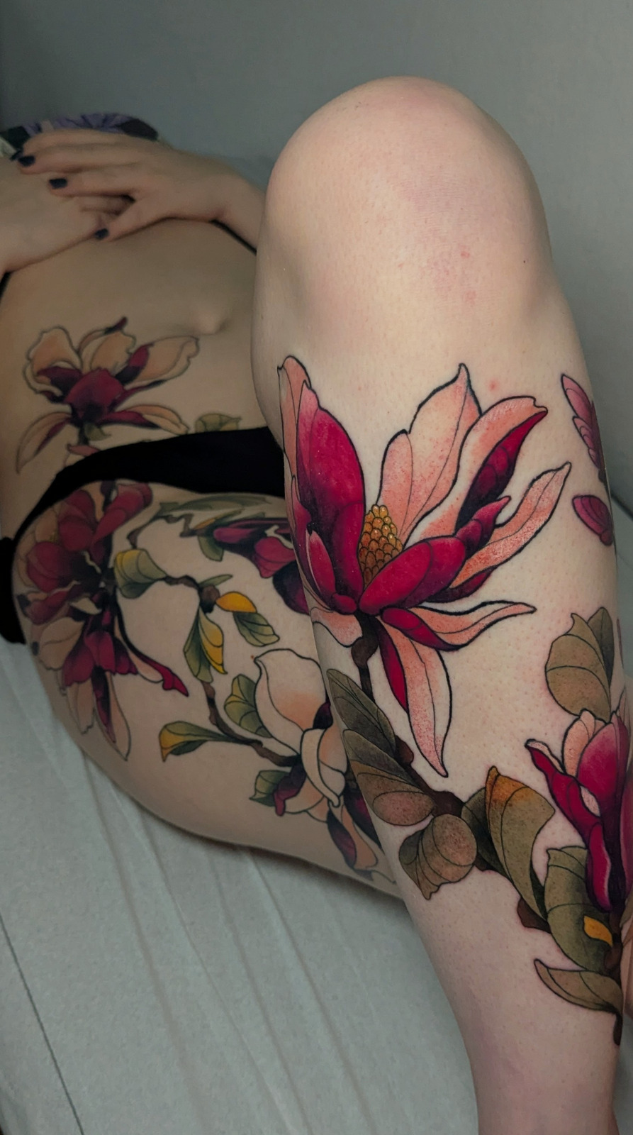 Magnolien Bein Konzept im Neotraditional Style auf von Sera Redwood in 10247