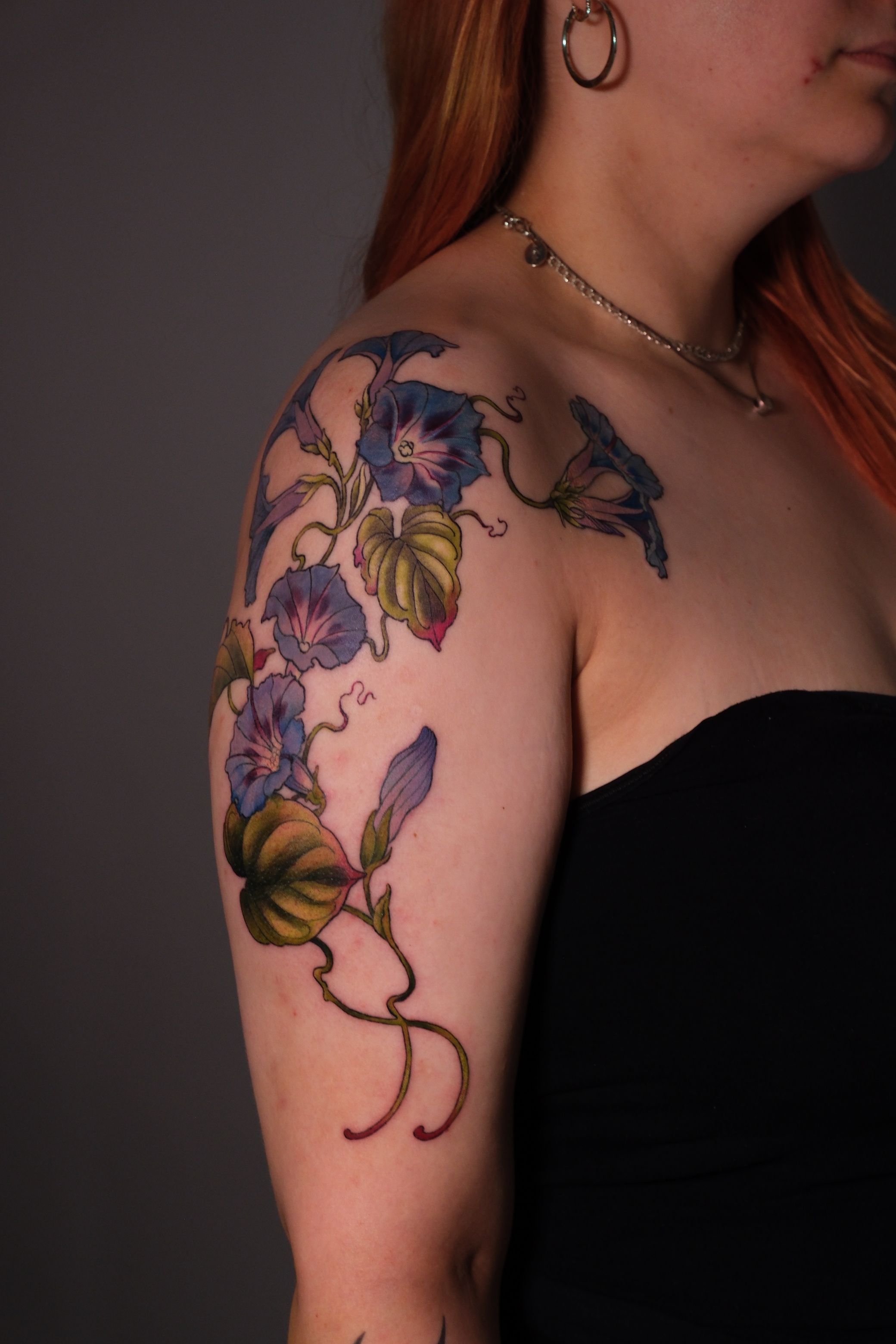 Morning Glory im Neotraditional Style auf Oberarm von High Contrast in 10247