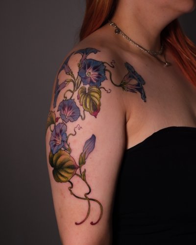 Morning Glory im Neotraditional Style auf Oberarm von High Contrast in 10247