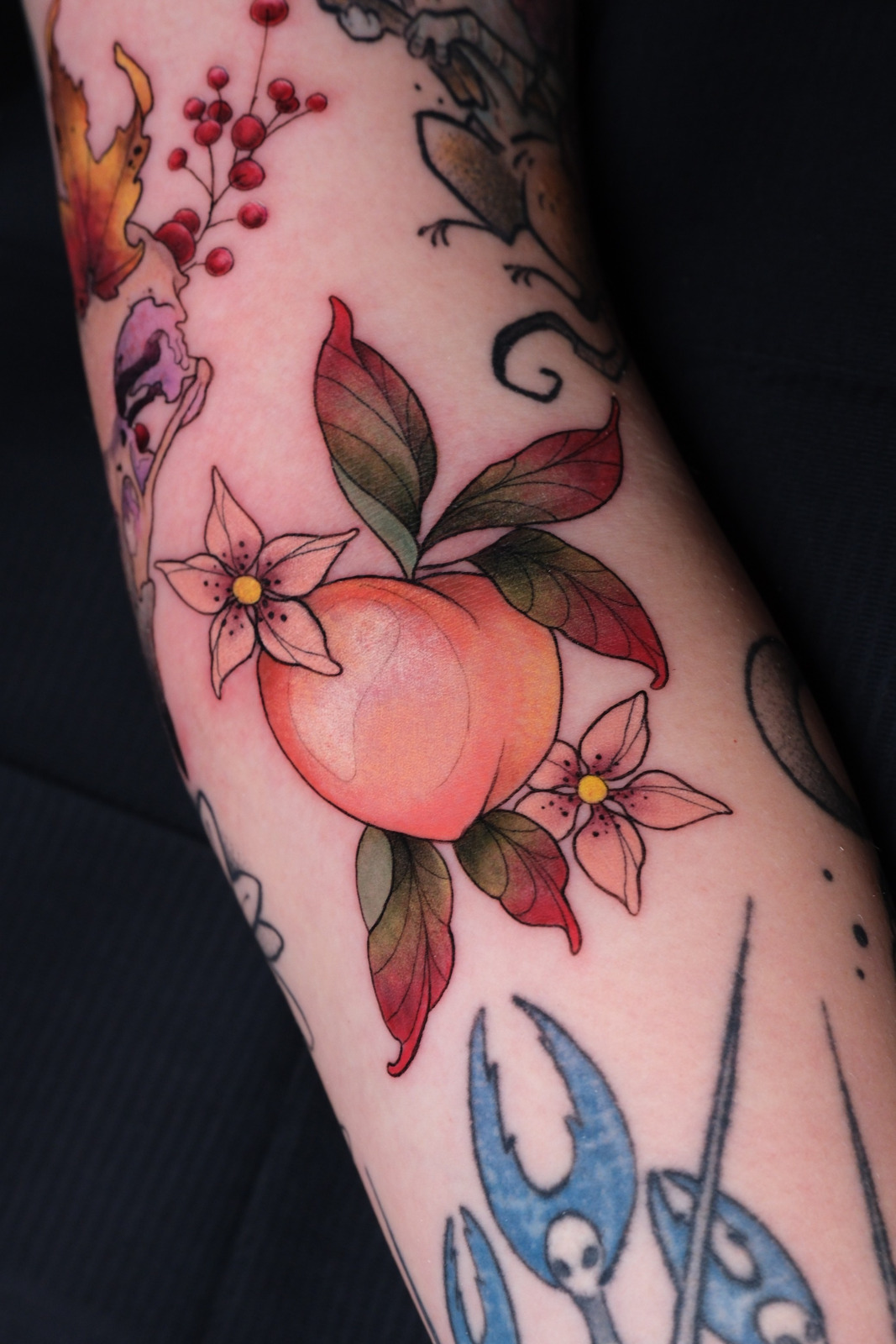 Pfirsich mit Blüten im Neotraditional Style auf Oberarm von Sera Redwood in 10247
