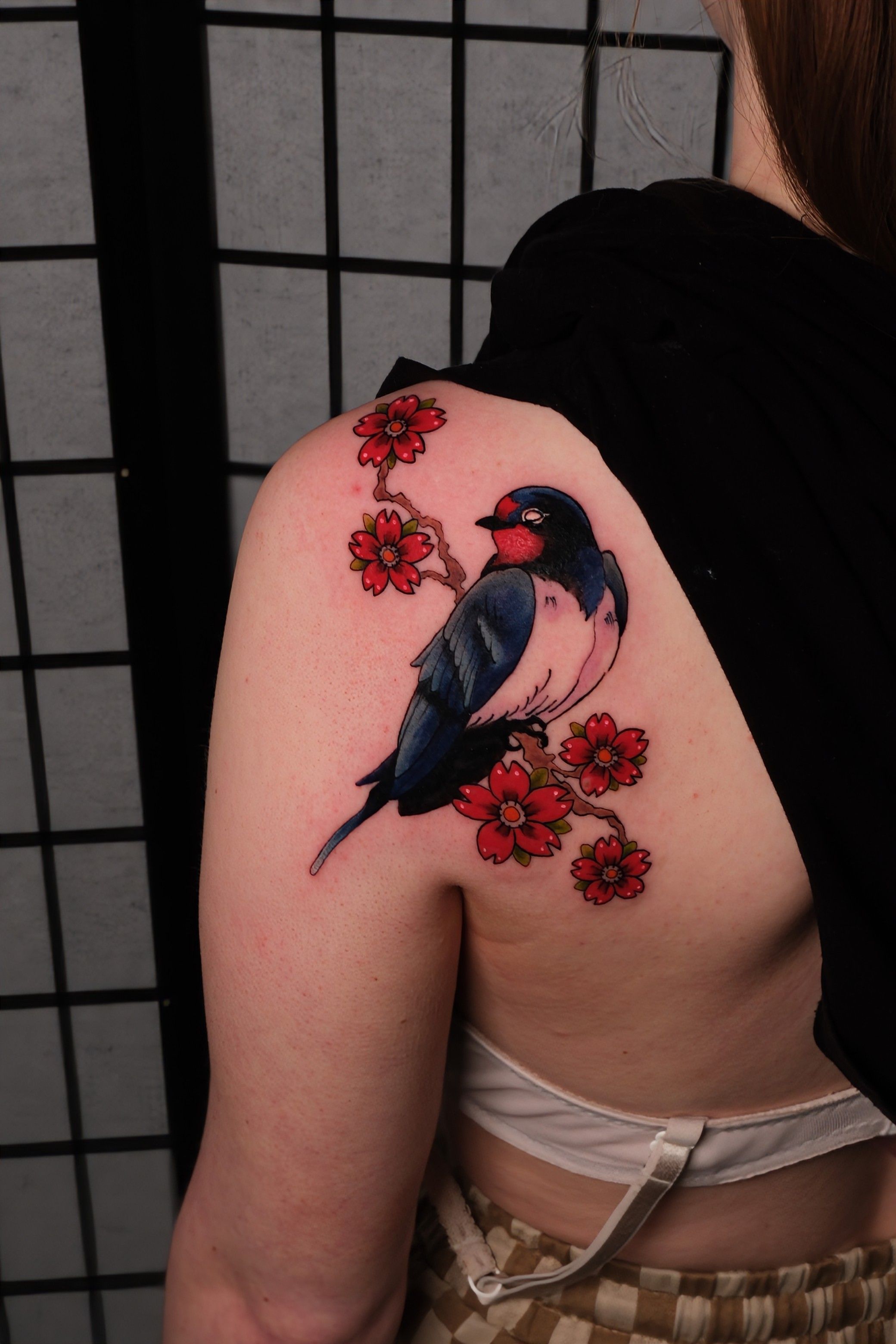 Schwalbe mit Kirschblüten in Neotraditional style on Shoulder Blade by Sera Redwood 10247
