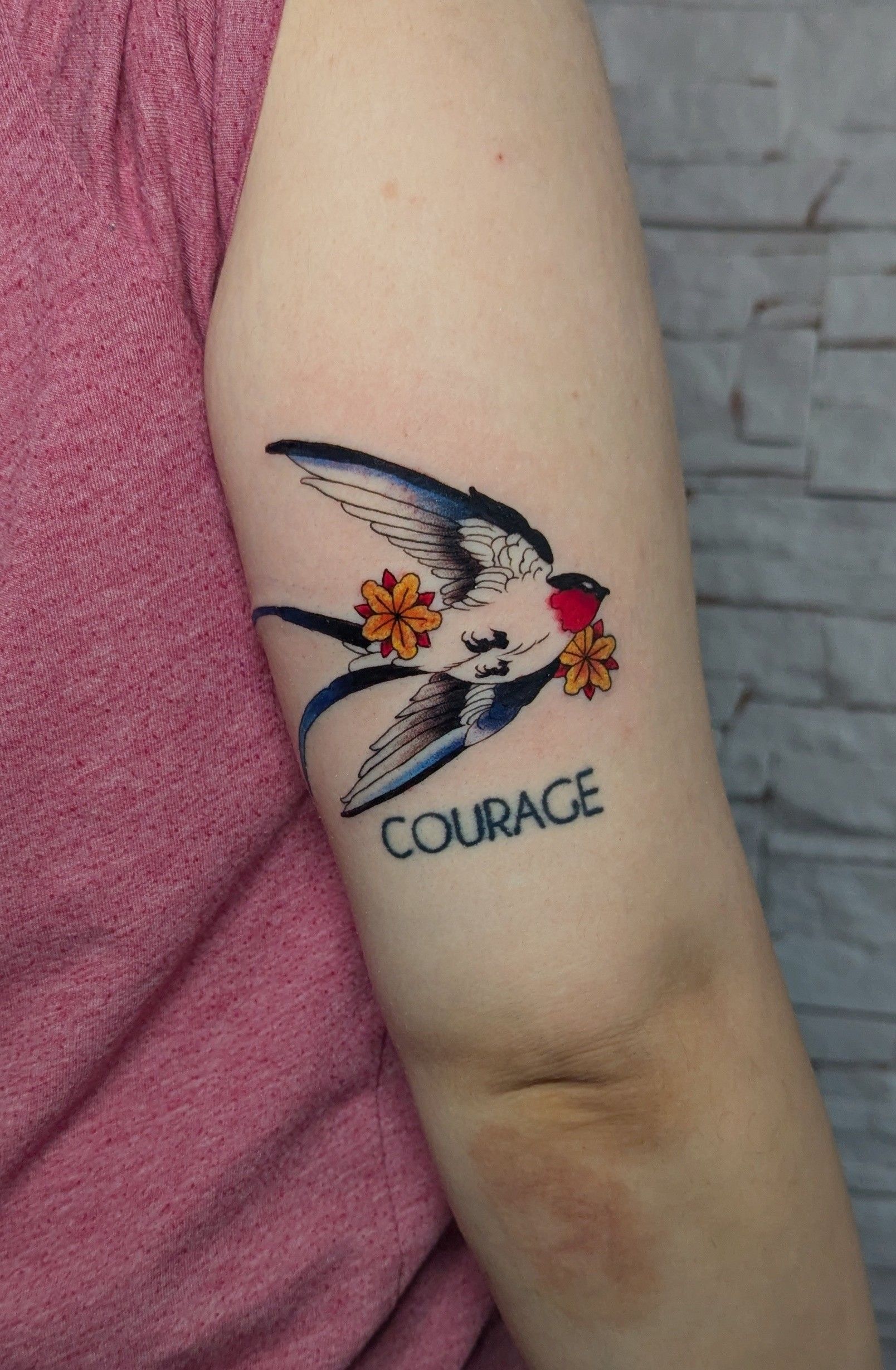 Schwalbe im Neotraditional Style auf Oberarm von Sera Redwood in 10247