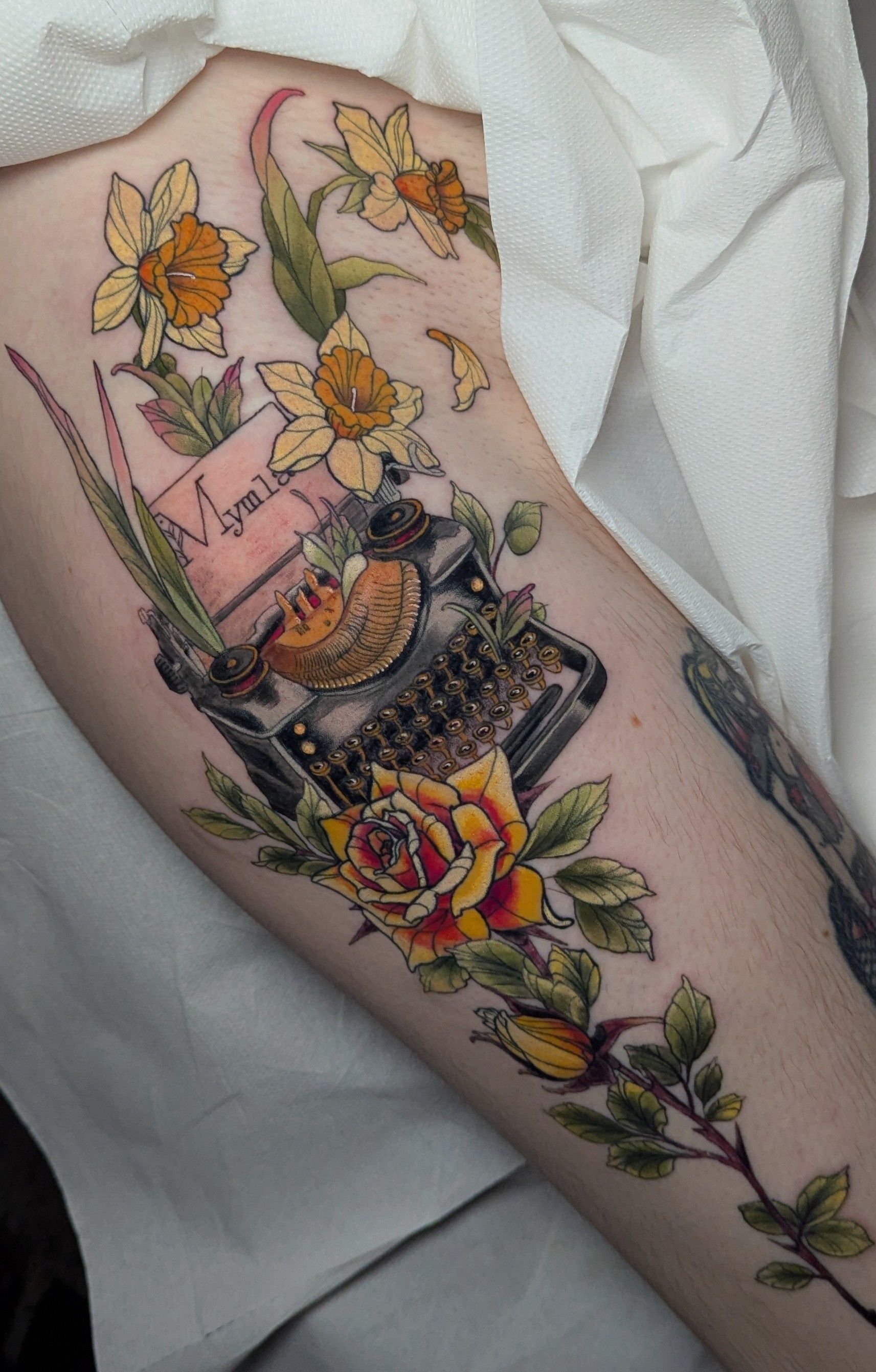 Vintage Schreibmaschine mit gelben Blumen im Neotraditional Style auf Oberschenkel von Sera Redwood in 10247