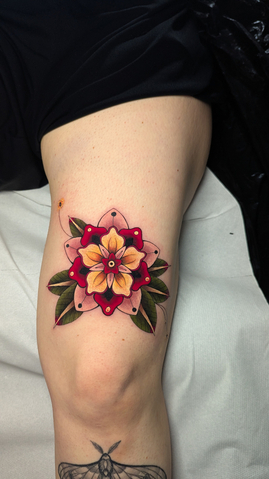 Blumen Ornament im Oldschool, Traditional Style von Sera Redwood in 10247