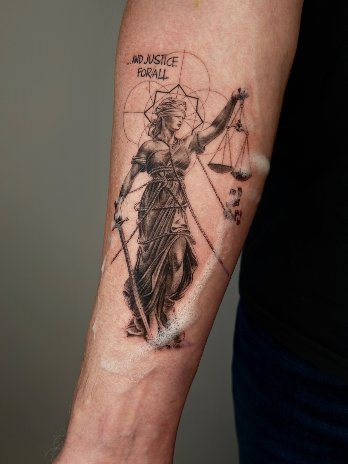 Justizia im Geometric Style von Jessi.art.tattoo in 23552