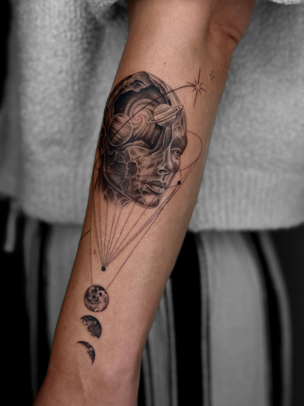 Universum im Geometric Style von Jessi.art.tattoo in 23552