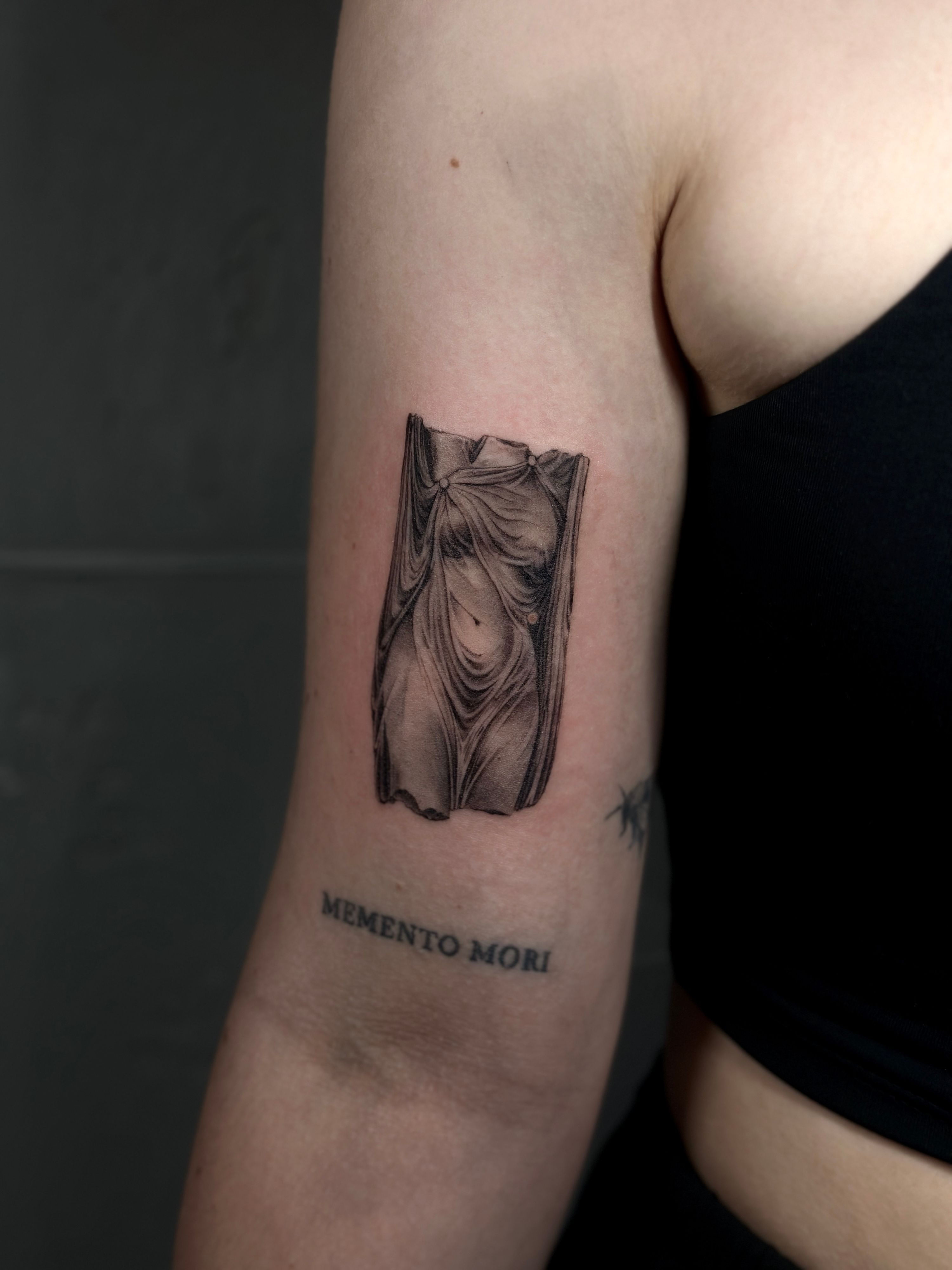 Weibliche Statur in Microrealistic style by Jessi.art.tattoo 23552