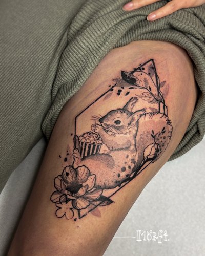 Eichhörnchen Tattoo im Blackwork Style auf Oberschenkel von Mörfi in 70372