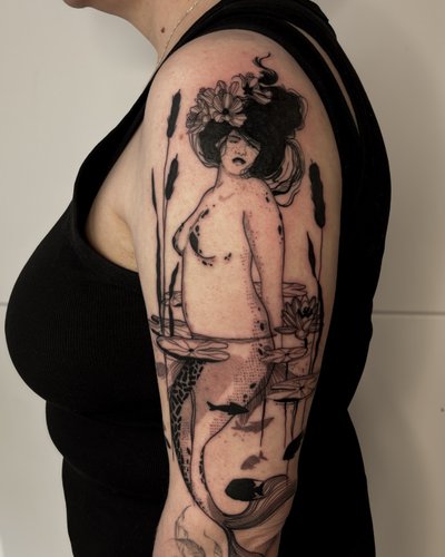 Meerjungfrau Tattoo im Blackwork Style auf Oberarm von Mörfi in 70372