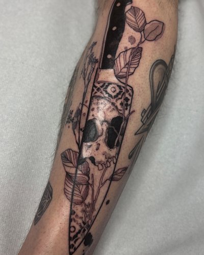 Messer Tattoo im Blackwork Style auf Schienbein von Mörfi in 70372
