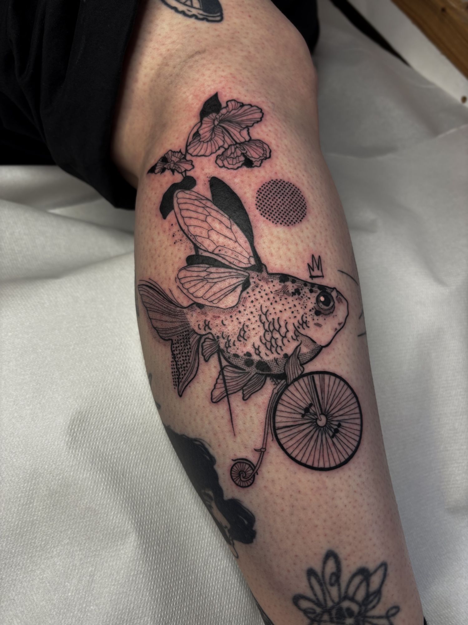 Ridin‘ Fisch im Blackwork Style auf Wade von Mörfi Tattoo in 70372
