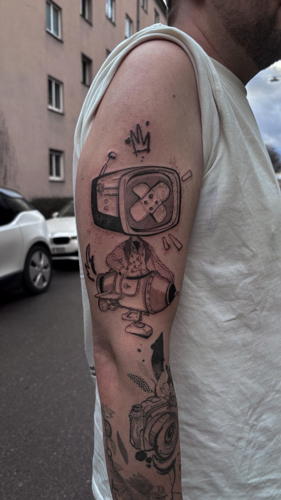 Rummel & Medien im Blackwork Style auf Oberarm von Mörfi Tattoo in 70372