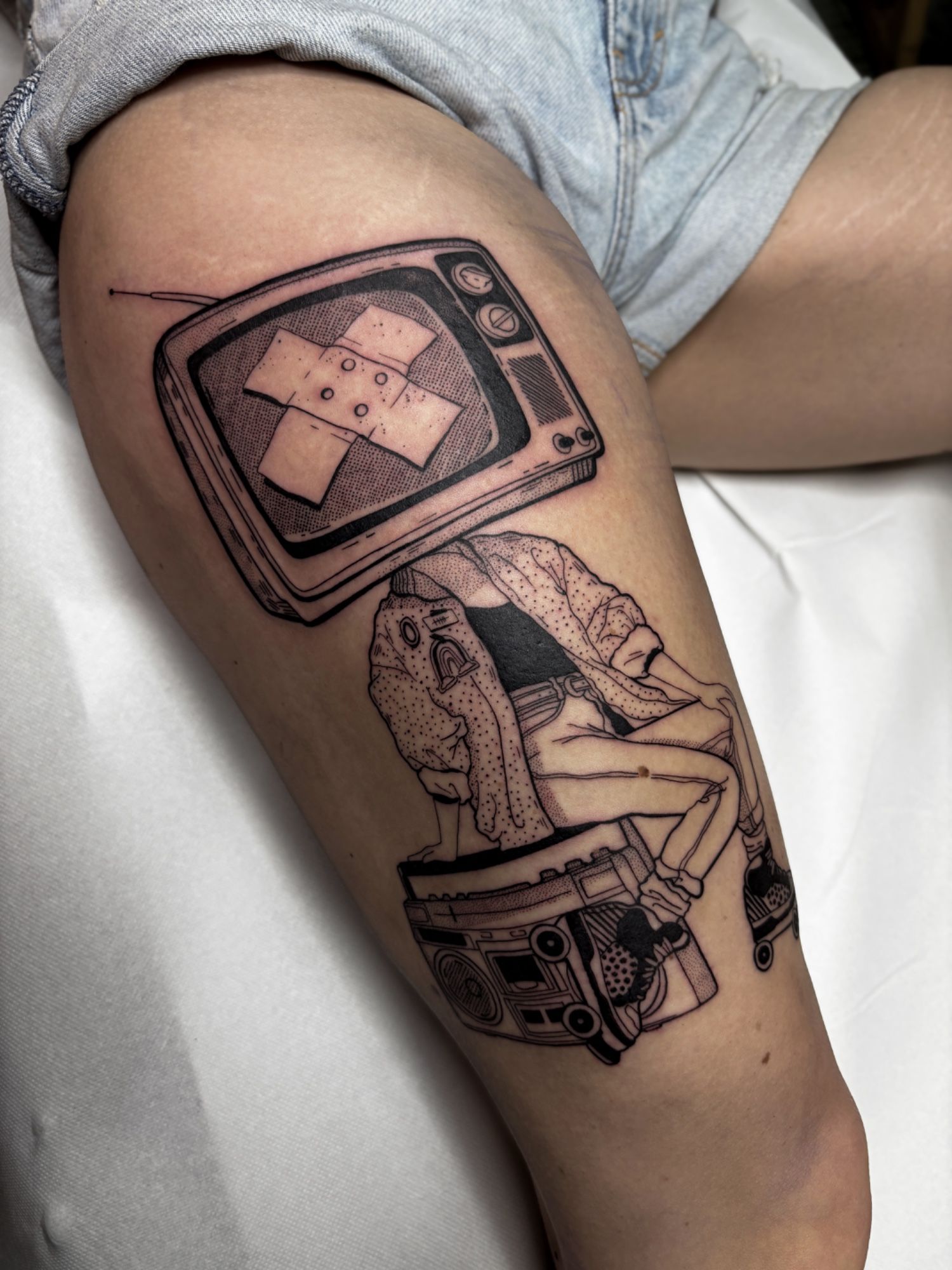 TV Head im Blackwork Style auf Oberschenkel von Mörfi Tattoo in 70372