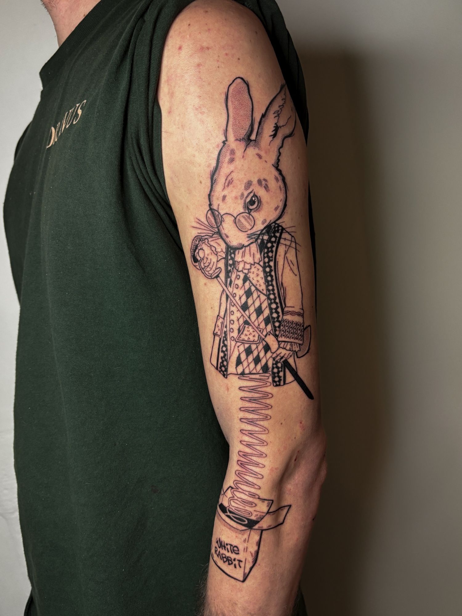 White Rabbit im Blackwork Style auf Oberarm von Mörfi Tattoo in 70372
