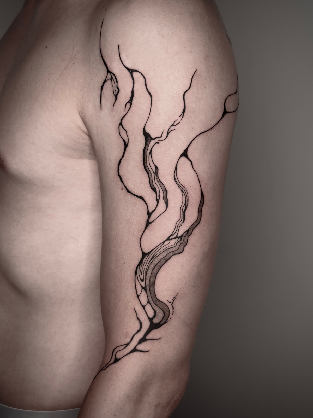 Abstract Flow Oberarm im Style auf von Stormy Lines in Freiburg Breisgau