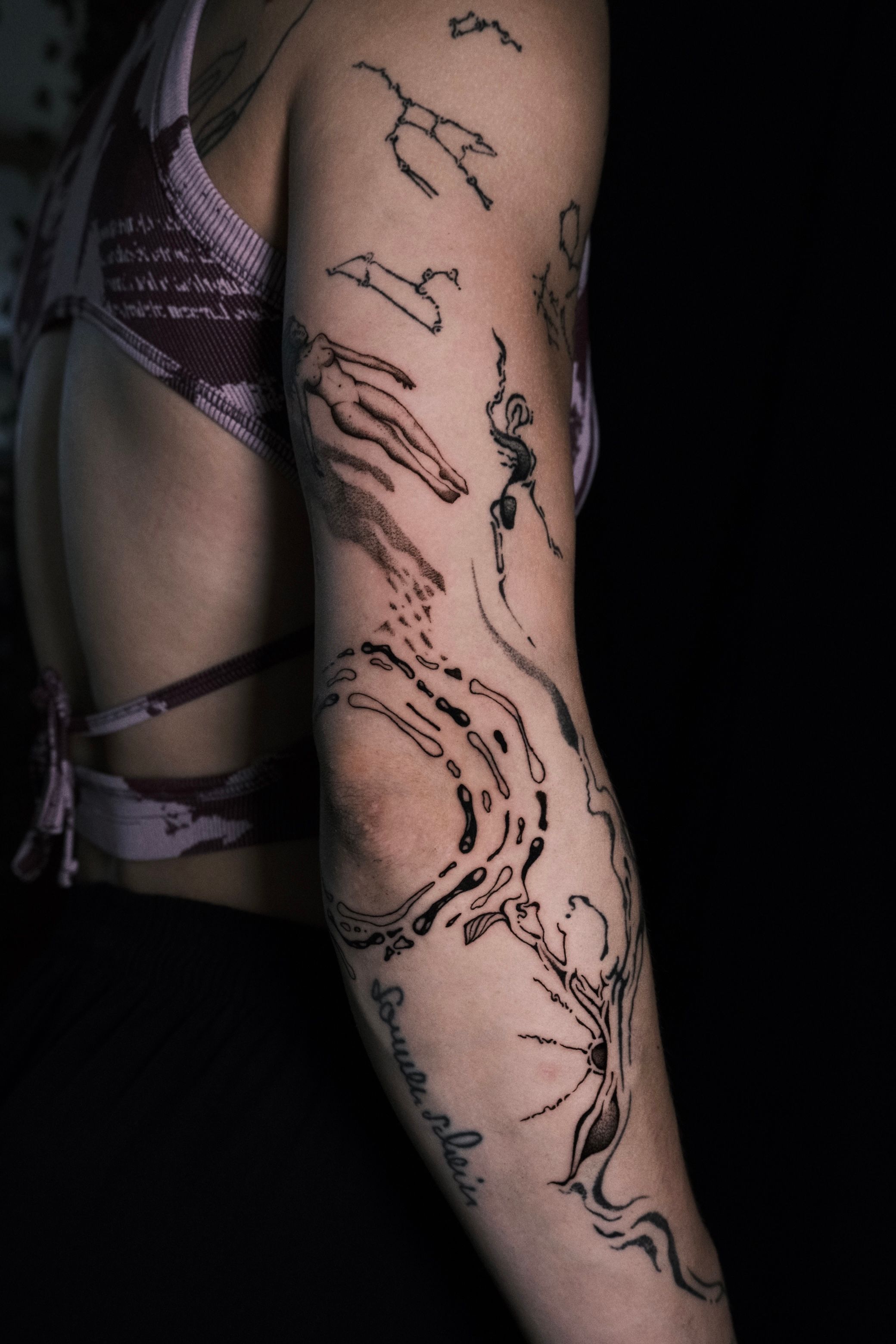 Freehand, Flow, Frau im Abstract Style auf Oberarm von Eagle Ink in Freiburg Breisgau