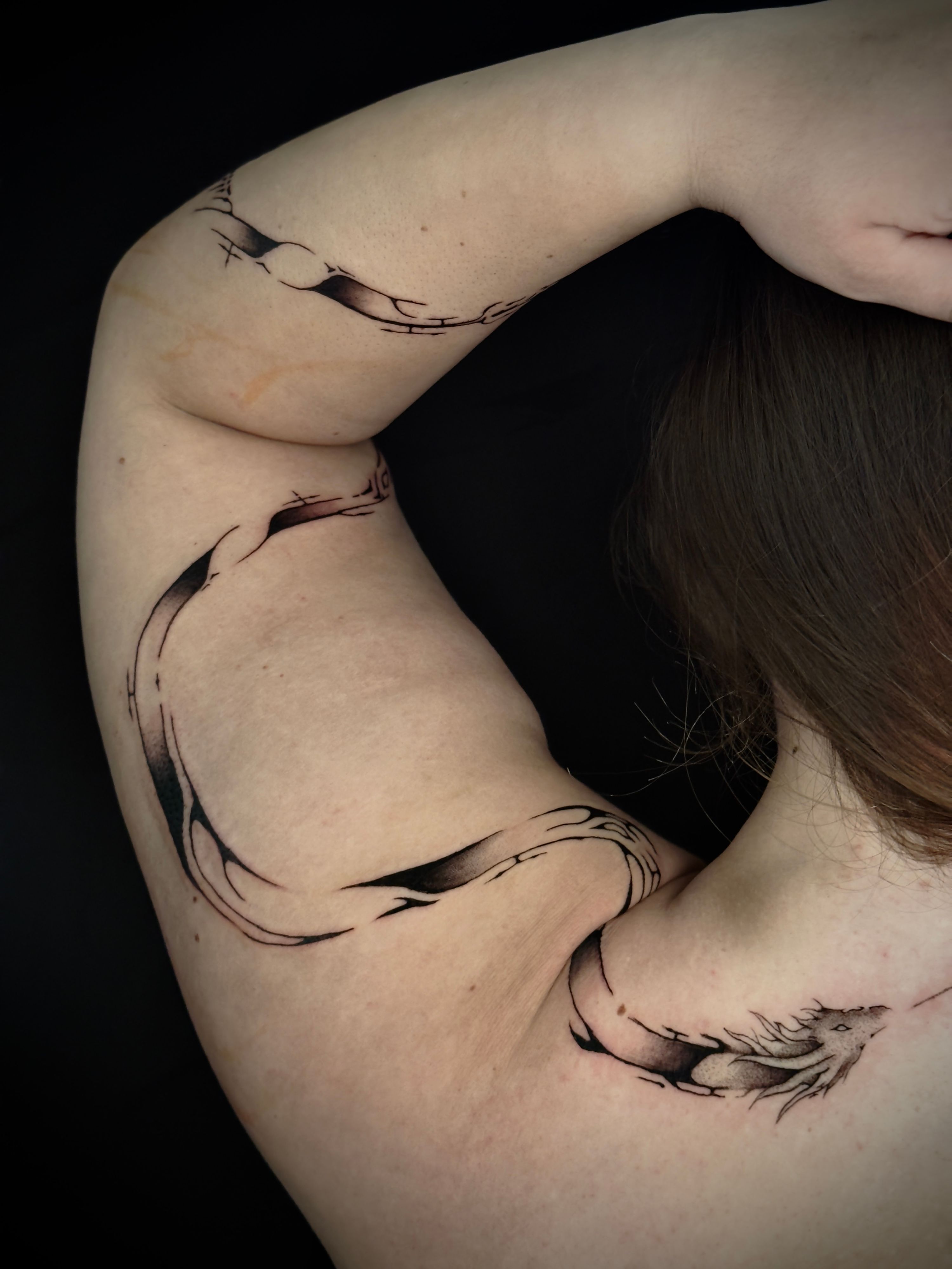 Freehand Flow im Abstract Style auf Unterarm von Stormy Lines in Freiburg Breisgau