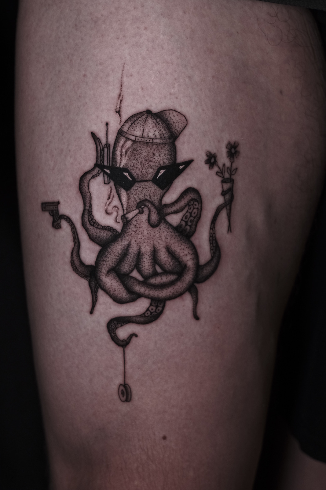 Oktopus, Krake im Dotwork Style auf Oberschenkel von Stormy Lines in Freiburg Breisgau
