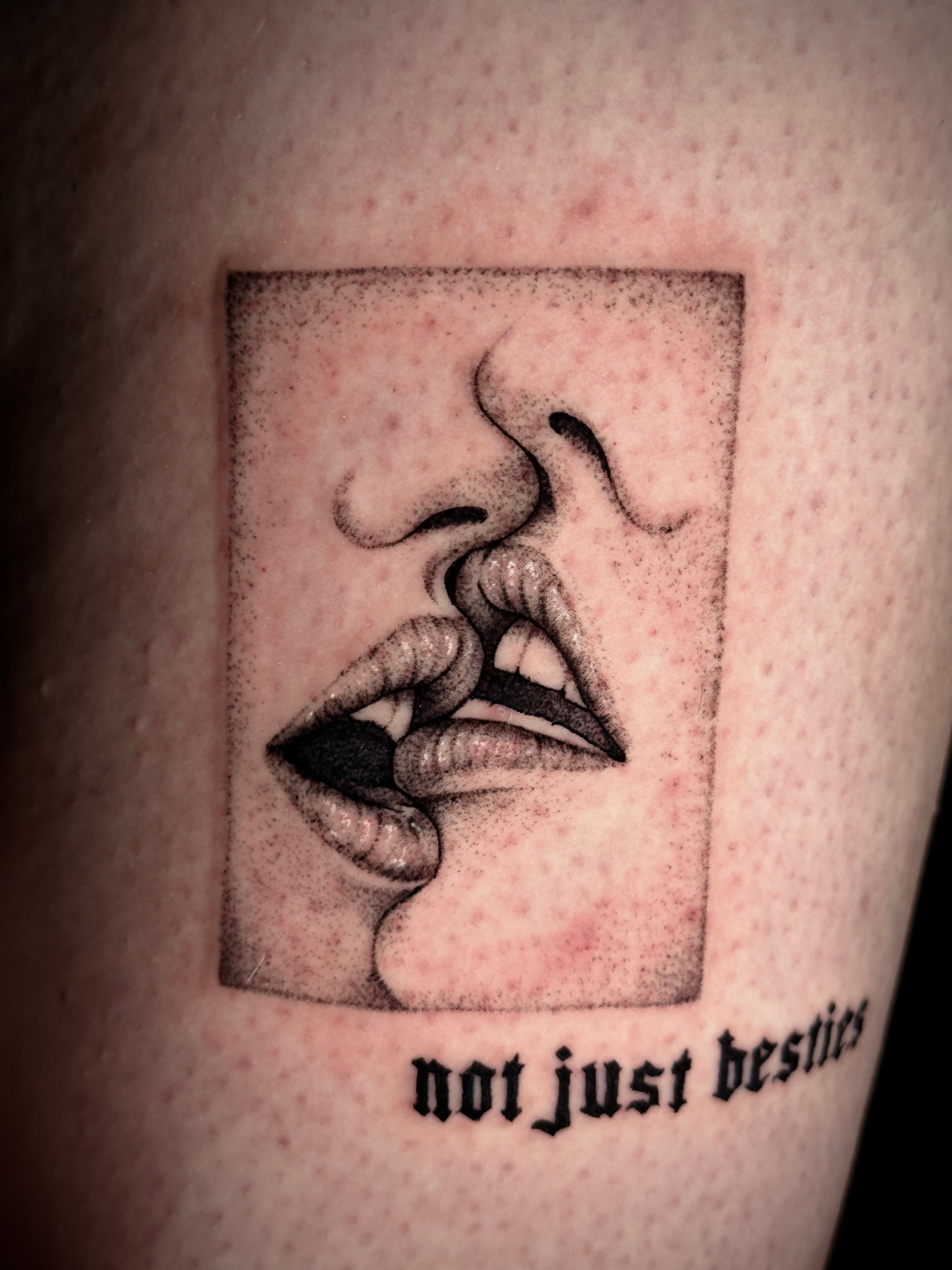 Kiss, Kuss im Fineline Style auf Oberschenkel von Eagle Ink in Freiburg Breisgau