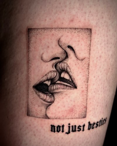 Kiss, Kuss im Fineline Style auf Oberschenkel von Eagle Ink in Freiburg Breisgau