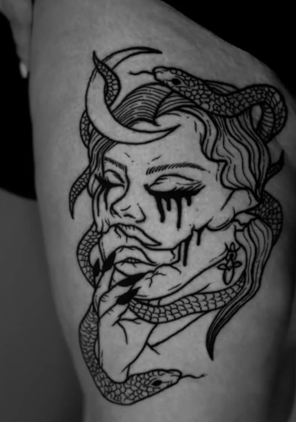 Medusa Tattoo im Fineline-Stil mit Schlangen und Mond auf dem Oberschenkel