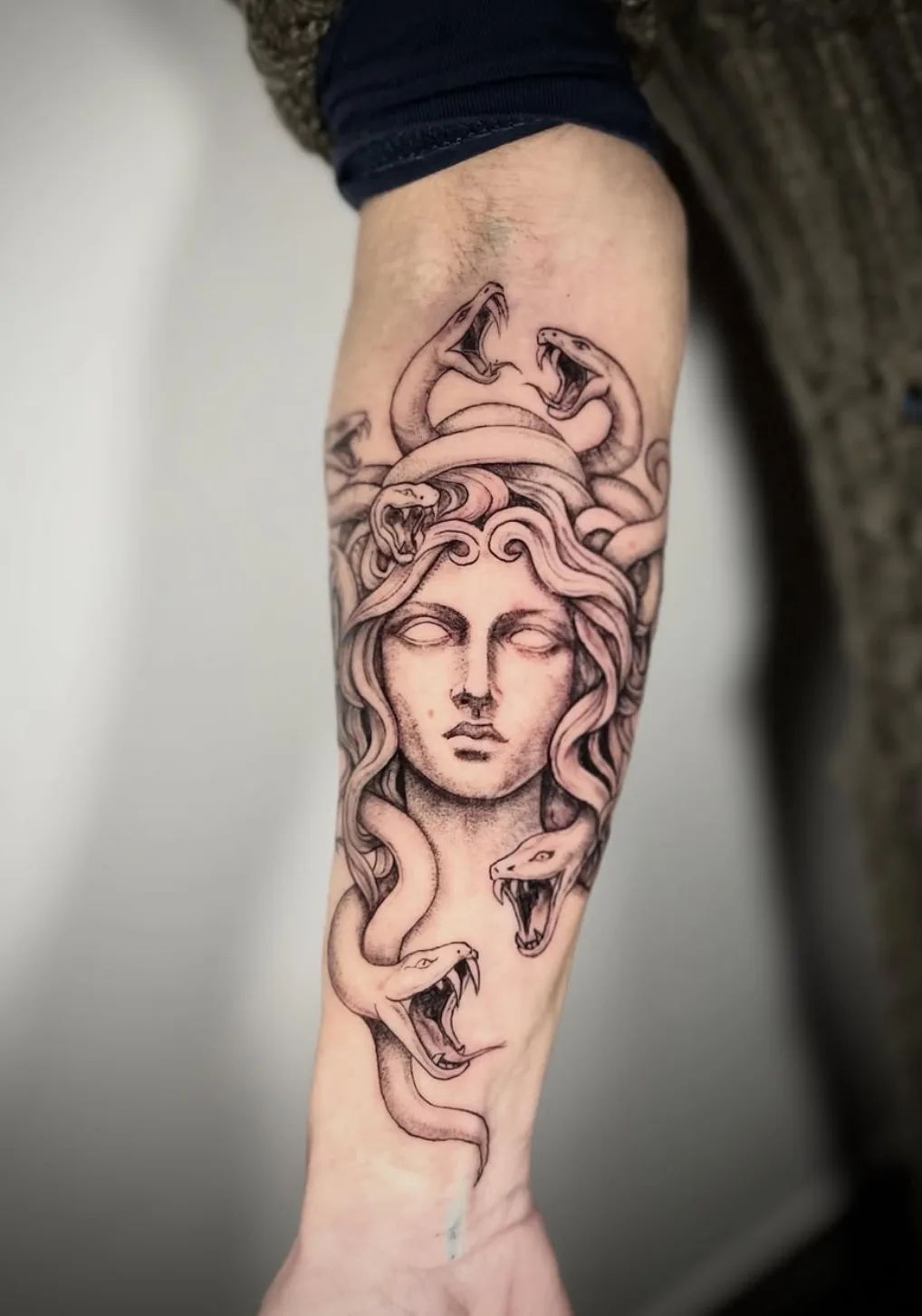 Medusa Tattoo im Fineline-Stil am Unterarm mit Schlangen als Haare und um den Hals