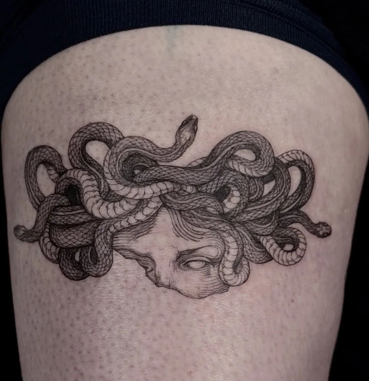 Medusa Tattoo im Fineline-Stil am Oberschenkel