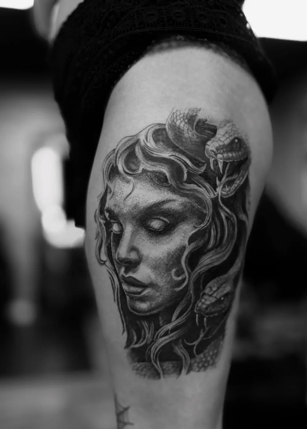 Realistisches Medusa Tattoo mit Schlangen im Haar am Oberschenkel