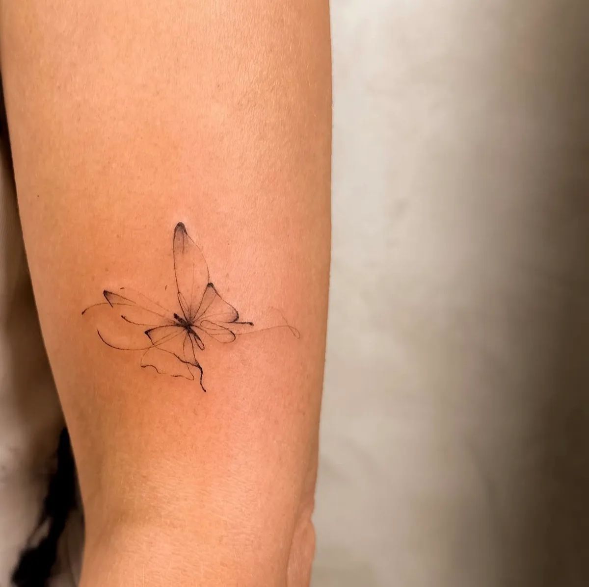 Schmetterling Tattoo Fineline am Unterarm