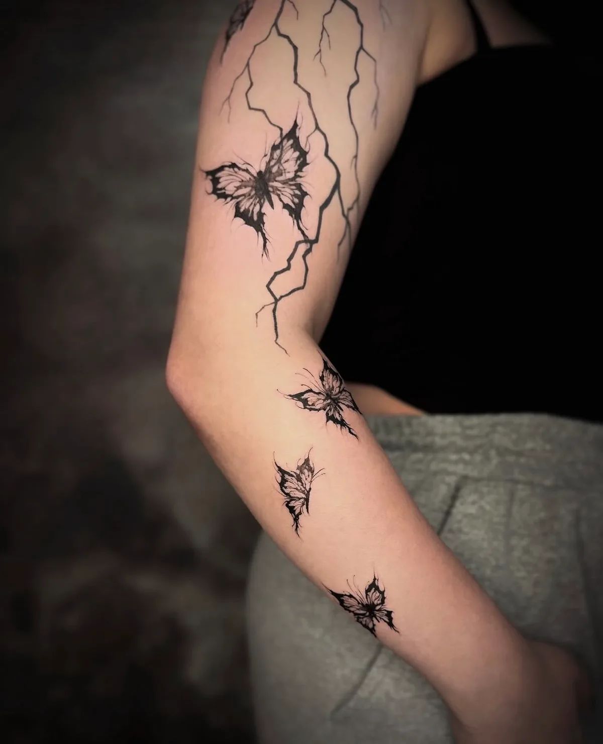 Schmetterling Tattoo Fineline und Blackwork am Ober- und Unterarm
