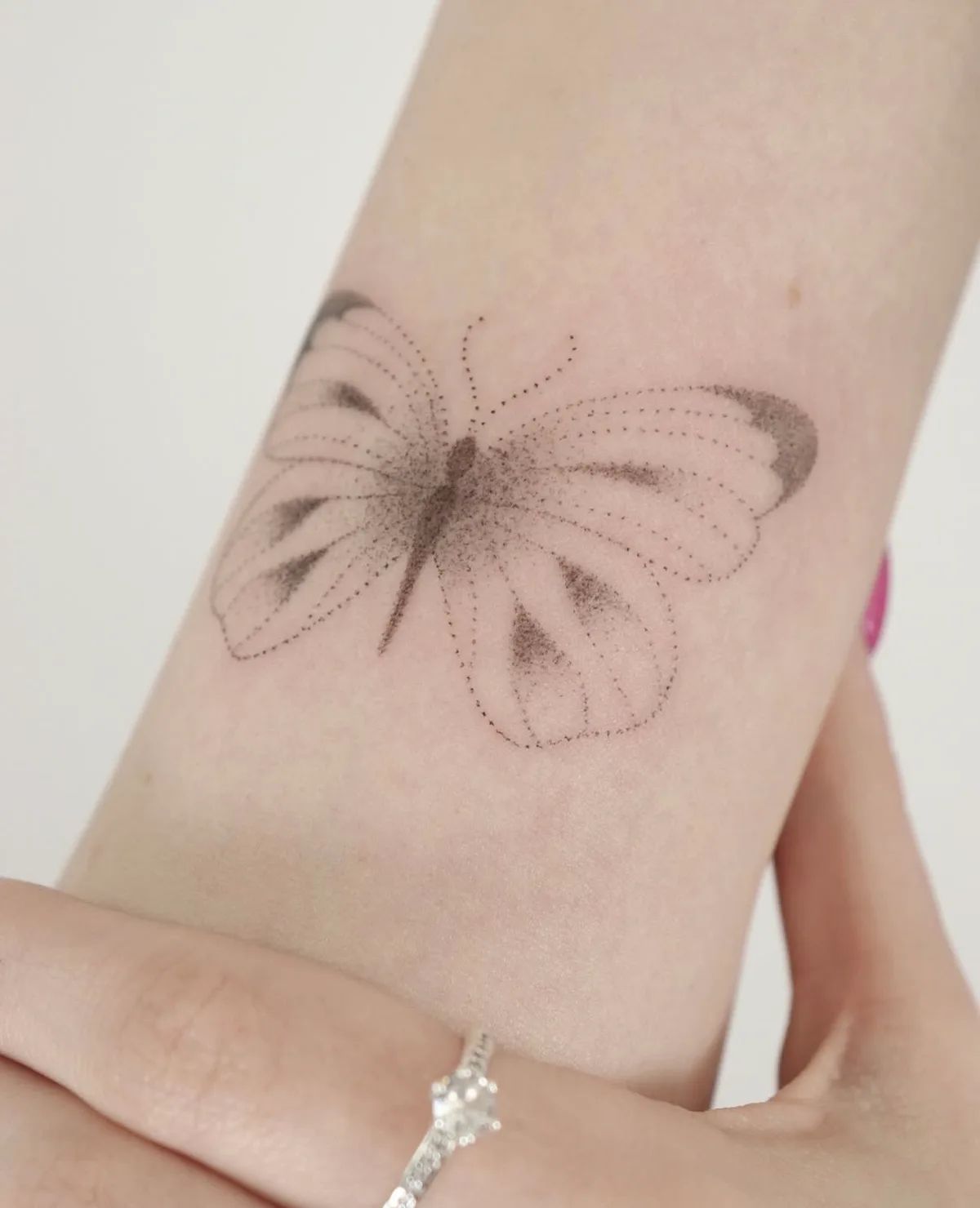 Schmetterling Tattoo im Dotwork-Stil am Unterarm