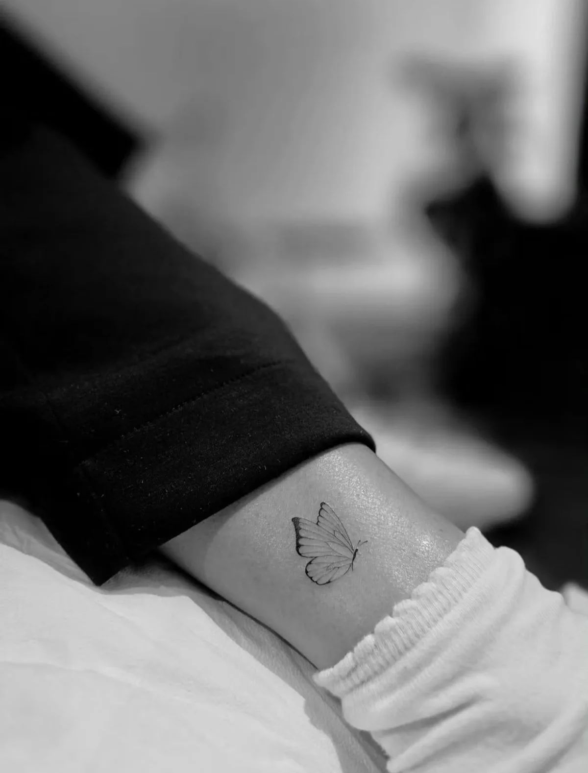 Schmetterling Tattoo Fineline am Handgelenk